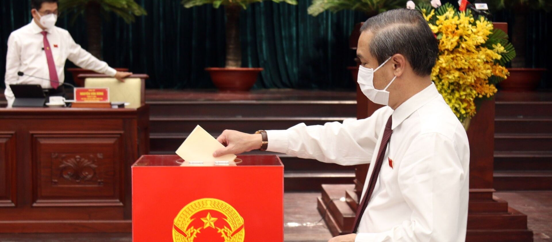 Các đại biểu bỏ phiếu bầu nhân sự Hội đồng nhân dân Thành phố khóa X, nhiệm kỳ 2021-2026. - Sputnik Việt Nam, 1920, 24.06.2021