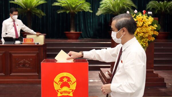 Các đại biểu bỏ phiếu bầu nhân sự Hội đồng nhân dân Thành phố khóa X, nhiệm kỳ 2021-2026. - Sputnik Việt Nam