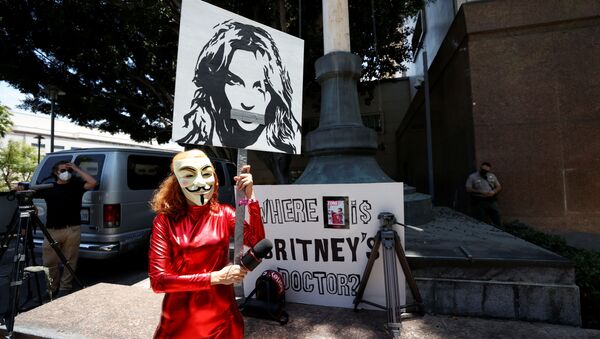 Gabriela Ruiz giơ áp phích biểu tình ủng hộ ngôi sao nhạc pop Britney Spears ở Los Angeles - Sputnik Việt Nam