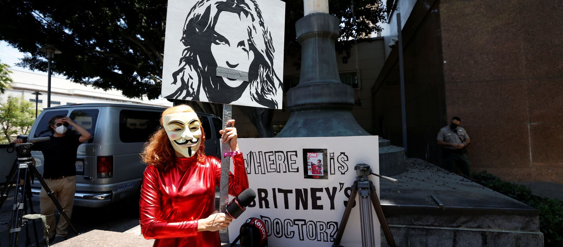 Gabriela Ruiz giơ áp phích biểu tình ủng hộ ngôi sao nhạc pop Britney Spears ở Los Angeles - Sputnik Việt Nam, 1920, 24.06.2021