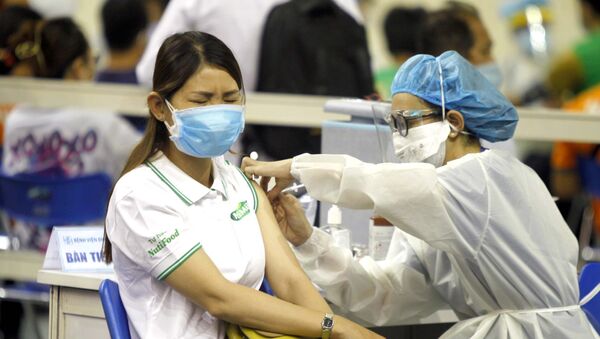 Người lao động Thành phố Hồ Chí Minh được tiêm vaccine phòng COVID-19.  - Sputnik Việt Nam