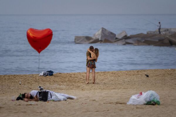 Nụ hôn trên bãi biển sáng sớm ở Barcelona, Tây Ban Nha - Sputnik Việt Nam
