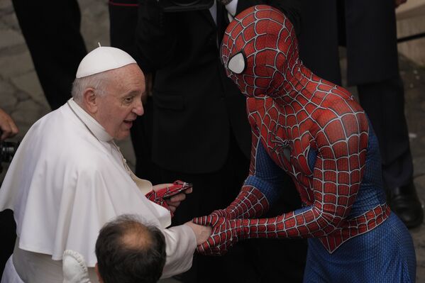 Giáo hoàng Francis gặp Người nhện ở San Damaso của Vatican - Sputnik Việt Nam