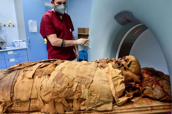 Nhà khoa học chụp quét xác ướp Ai Cập ở Milan - Sputnik Việt Nam