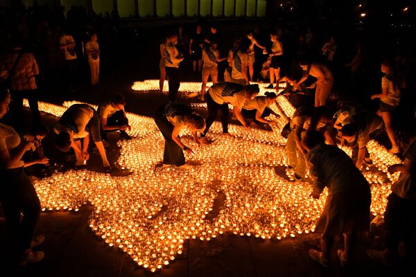Những người tham gia hoạt động «Ngọn nến tưởng nhớ» thắp nến trước Bảo tàng Chiến thắng ở Matxcơva  - Sputnik Việt Nam