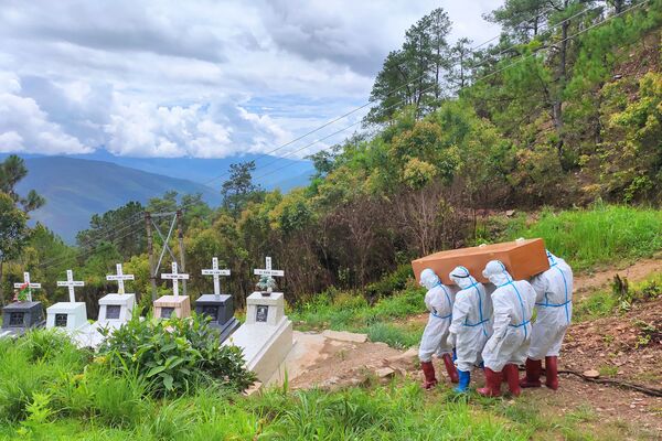 Mai táng người tử vong vì Covid-19 trong nghĩa trang ở Falam, Myanmar - Sputnik Việt Nam