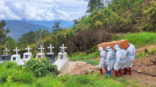 Mai táng người tử vong vì Covid-19 trong nghĩa trang ở Falam, Myanmar - Sputnik Việt Nam