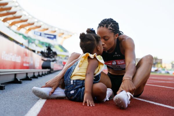 Allyson Felix mừng chiến thắng cùng với con gái Camryn sau khi về nhì trong cuộc đua điền kinh 400 mét thuộc Giải Vô địch Mỹ - Sputnik Việt Nam