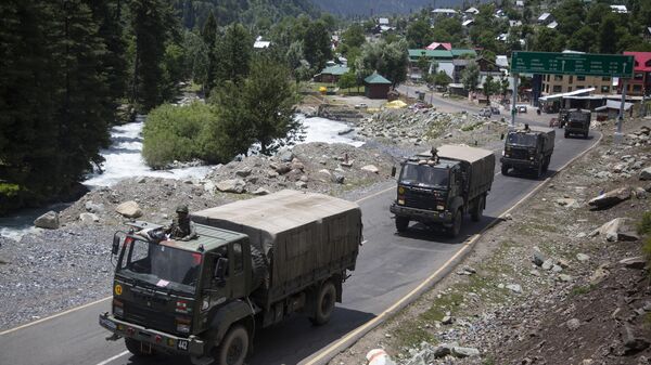 Đoàn xe quân đội Ấn Độ di chuyển dọc theo đường cao tốc ở Ladakh. - Sputnik Việt Nam