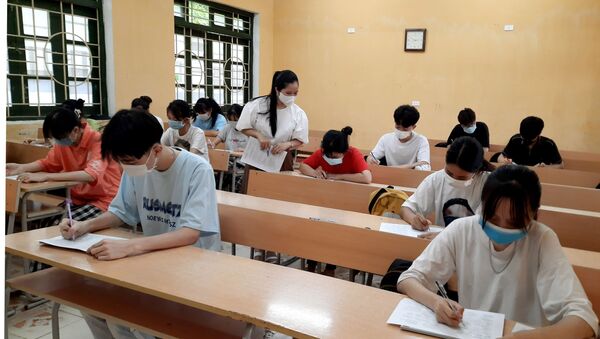 Học sinh trường THPT Võ Nhai, Thái Nguyên ôn tập trong điều kiện lớp học không bố trí quá 20 người. - Sputnik Việt Nam