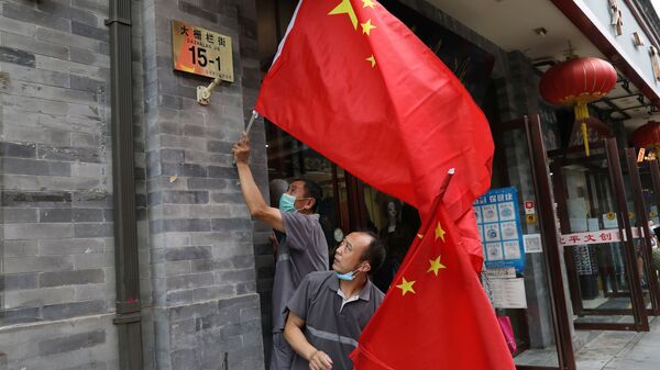 Công nhân treo cờ trước cuộc diễn tập cho lễ kỷ niệm 100 năm Ngày thành lập Đảng Cộng sản Trung Quốc - Sputnik Việt Nam
