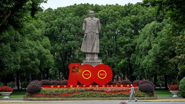 Tượng lãnh tụ Trung Quốc Mao Trạch Đông và tác phẩm sắp đặt nhân kỷ niệm 100 năm Ngày thành lập Đảng Cộng sản Trung Quốc - Sputnik Việt Nam