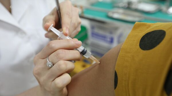 Nhân viên y tế tiêm thử nghiệm vaccine Nano Covax đợt 1, giai đoạn 3 cho tình nguyện viên tại Học viện Quân y. - Sputnik Việt Nam