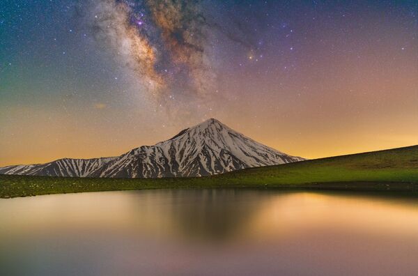 Bức ảnh về Núi Damavand và Dải Ngân hà của nhiếp ảnh gia người Iran Masoud Ghadiri, lọt vào danh sách rút gọn cho cuộc thi Nhiếp ảnh gia thiên văn học lần thứ 13 của Đài thiên văn Hoàng gia - Sputnik Việt Nam