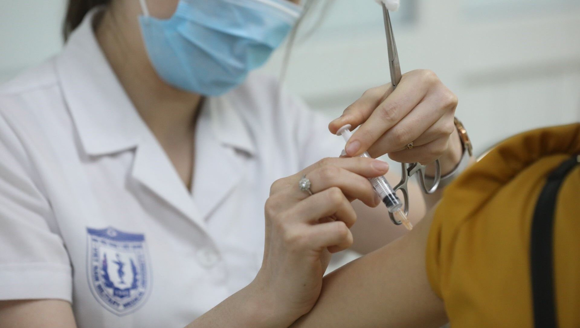 Nhân viên y tế tiêm thử nghiệm vaccine Nano Covax đợt 1, giai đoạn 3 cho tình nguyện viên tại Học viện Quân y. - Sputnik Việt Nam, 1920, 15.07.2021