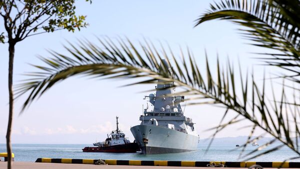 Tàu chiến HMS Defender của Hải quân Hoàng gia Anh tiếp cận cảng Biển Đen của Batumi, Georgia, ngày 26/6/2021 - Sputnik Việt Nam