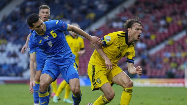 Trận đấu giữa đội tuyển quốc gia Thụy Điển và Ukraina tại Euro 2020 - Sputnik Việt Nam