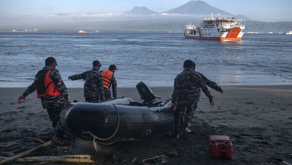 Hoạt động cứu hộ tìm kiếm nạn nhân vụ chìm phà KMP Yunice ngoài khơi đảo Bali. - Sputnik Việt Nam