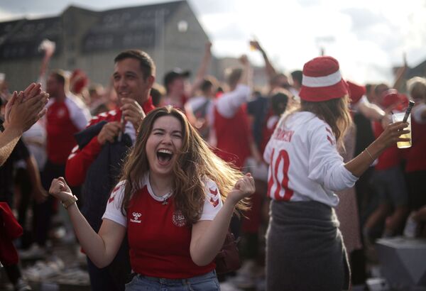 Người hâm mộ Đan Mạch tại fanzone trong trận đấu Euro 2020 giữa Xứ Wales và Đan Mạch ở Copenhagen, Đan Mạch - Sputnik Việt Nam