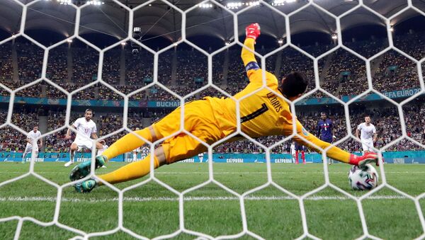 Thủ môn Pháp Hugo Lloris thực hiện một quả phạt đền trong trận đấu Euro 2020 giữa Pháp và Thụy Sĩ tại sân vận động quốc gia ở Bucharest, Romania - Sputnik Việt Nam