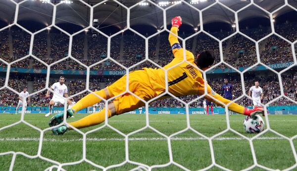 Thủ môn Pháp Hugo Lloris thực hiện một quả phạt đền trong trận đấu Euro 2020 giữa Pháp và Thụy Sĩ tại sân vận động quốc gia ở Bucharest, Romania - Sputnik Việt Nam