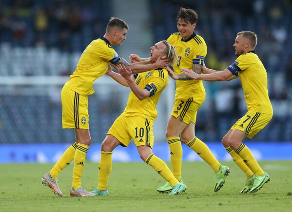 Các cầu thủ Thụy Điển sau khi ghi bàn thắng vào lưới Ukraina tại VCK EURO 2020 - Sputnik Việt Nam