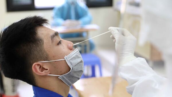 Nhân viên y tế tiến hành khai thác yếu tố dịch tễ, lấy mẫu xét nghiệm đối với thí sinh và đưa thí sinh về bệnh viện gần nhất để cách ly. - Sputnik Việt Nam