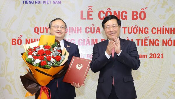  Phó Thủ tướng Phạm Bình Minh trao Quyết định của Thủ tướng Chính phủ và tặng hoa chúc mừng ông Đỗ Tiến Sỹ. - Sputnik Việt Nam