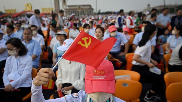 Люди на праздновании 100-летия Коммунистической партии Китая в Пекине - Sputnik Việt Nam