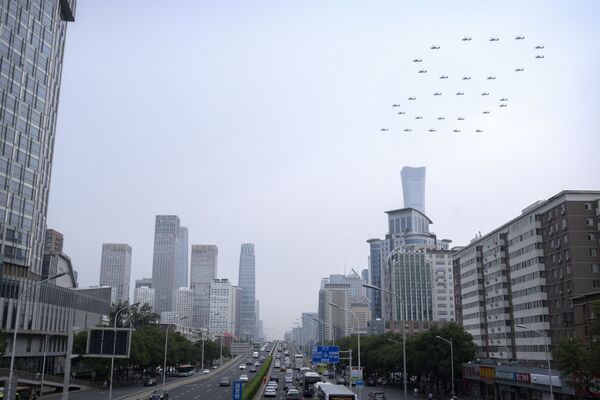 Những chiếc máy bay trực thăng xếp thành số 100 để kỷ niệm 100 năm thành lập Đảng Cộng sản Trung Quốc ở Bắc Kinh - Sputnik Việt Nam