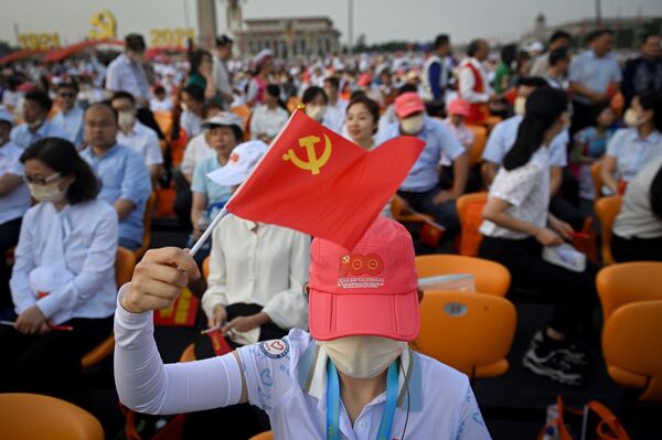 Dân chúng trong lễ kỷ niệm 100 năm thành lập Đảng Cộng sản Trung Quốc ở Bắc Kinh - Sputnik Việt Nam