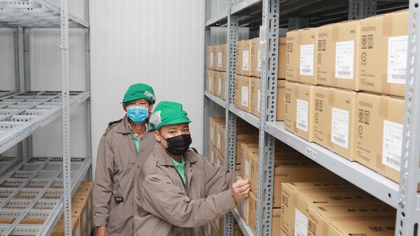 Công nhân Công ty dược mỹ phẩm May sắp xếp vaccine Astra Zeneca vào kho lạnh. - Sputnik Việt Nam