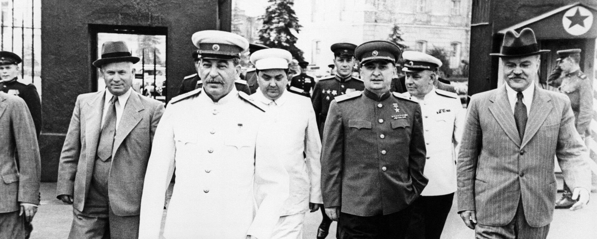 Nikita Khrushchev, Joseph Stalin, Georgy Malenkov, Lavrenty Beria, Vyacheslav Molotov (từ trái sang phải) đến Quảng trường Đỏ - Sputnik Việt Nam, 1920, 02.07.2021