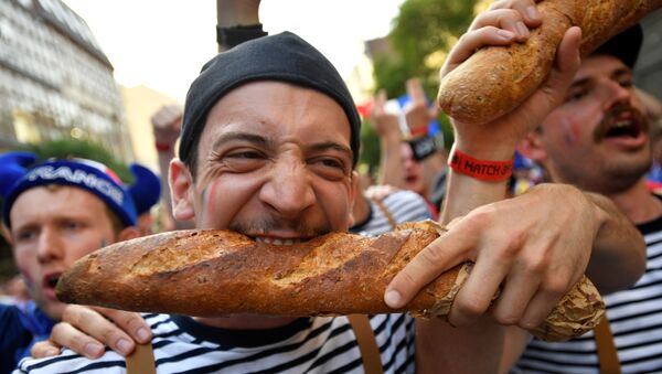 Người hâm mộ Pháp với chiếc bánh mì dài trước trận Pháp - Bồ Đào Nha - Sputnik Việt Nam