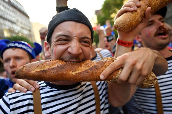 Người hâm mộ Pháp với chiếc bánh mì dài trước trận Pháp - Bồ Đào Nha - Sputnik Việt Nam