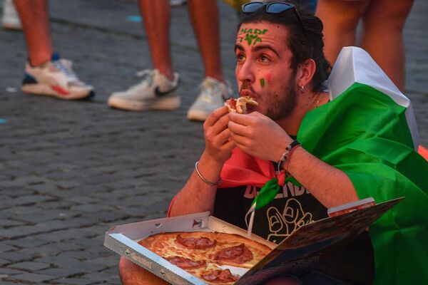 Cổ động viên người Ý ăn pizza trong khu dành cho người hâm mộ ở Piazza del Popolo ở Rome - Sputnik Việt Nam