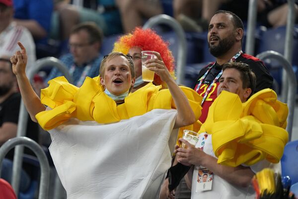 Người hâm mộ Bỉ uống bia chờ trận đấu bắt đầu - Sputnik Việt Nam