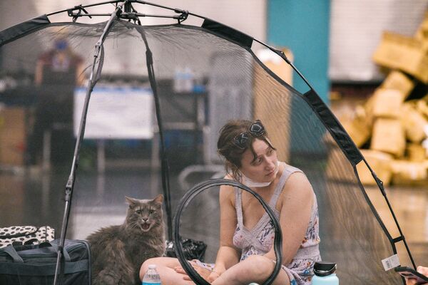 Người phụ nữ với con mèo cưng nghỉ ngơi trong căn lều ở Oregon, Hoa Kỳ  - Sputnik Việt Nam