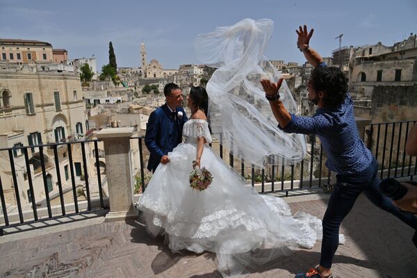 Cặp đôi mới cưới ở Matera, Ý - Sputnik Việt Nam