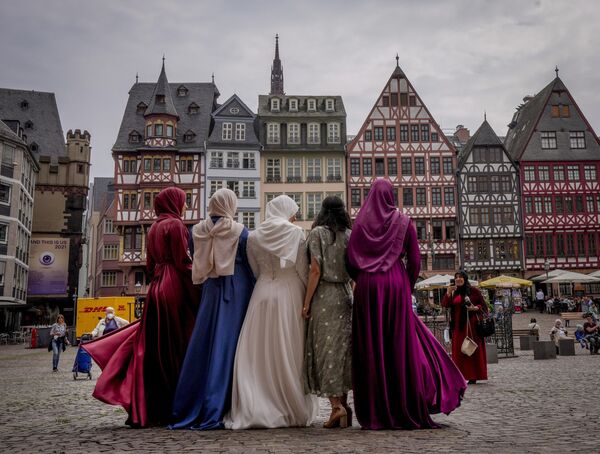 Cô dâu với các bạn gái sau đám cưới tại Tòa Thị chính trên quảng trường Romerberg ở Frankfurt, Đức - Sputnik Việt Nam