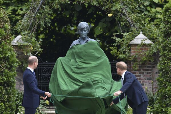 Hoàng tử William và Hoàng tử Harry khánh thành tượng đài tưởng niệm người mẹ của họ - Công nương Diana - trong vườn Cung điện Kensington ở London - Sputnik Việt Nam