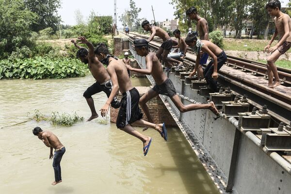 Đám trẻ nhảy xuống con kênh ở ngoại ô Amritsar, Ấn Độ - Sputnik Việt Nam