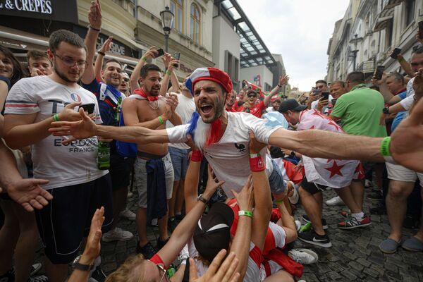 Fan bóng đá Pháp trước trận chung kết 1/8 EURO 2020 giữa Pháp và Thụy Sĩ tại Bucharest, Romania - Sputnik Việt Nam