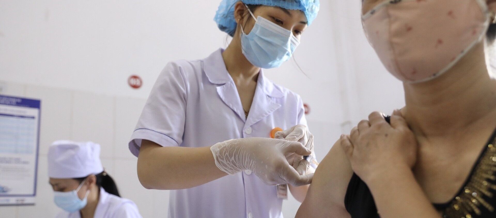 Nhân viên y tế tiêm thử nghiệm vaccine Nano Covax cho tình nguyện viên tại huyện Văn Lâm. - Sputnik Việt Nam, 1920, 14.07.2021