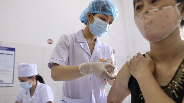 Nhân viên y tế tiêm thử nghiệm vaccine Nano Covax cho tình nguyện viên tại huyện Văn Lâm. - Sputnik Việt Nam