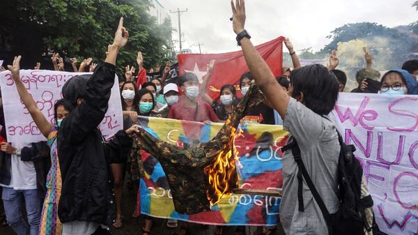 Người biểu tình đốt quân phục trong cuộc biểu tình phản đối cuộc đảo chính quân sự ở Yangon - Sputnik Việt Nam