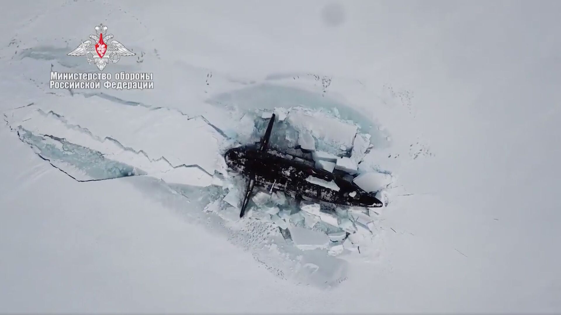 Một chiếc tàu ngầm nổi lên từ dưới lớp băng trong chuyến thám hiểm Bắc Cực Umka-21 - Sputnik Việt Nam, 1920, 02.04.2022
