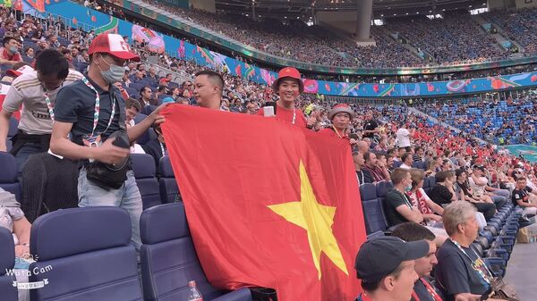 Cờ đỏ sao vàng trong trận tứ kết Euro 2020 trên sận vận động Gazprom Arena - Sputnik Việt Nam