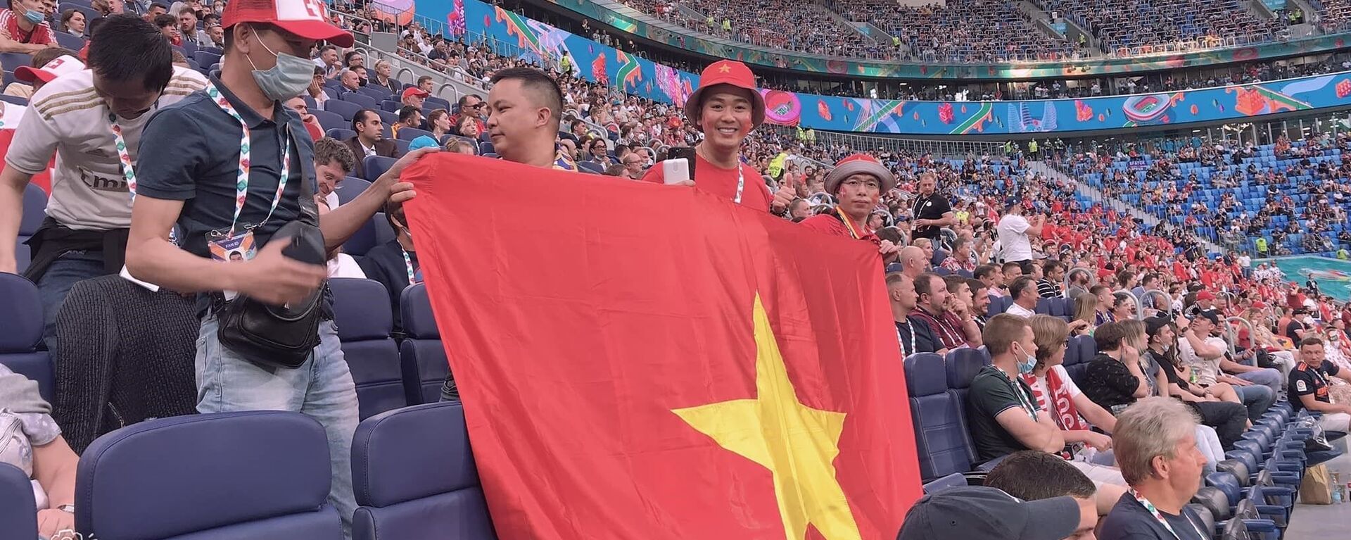 Cờ đỏ sao vàng trong trận tứ kết Euro 2020 trên sận vận động Gazprom Arena - Sputnik Việt Nam, 1920, 03.07.2021