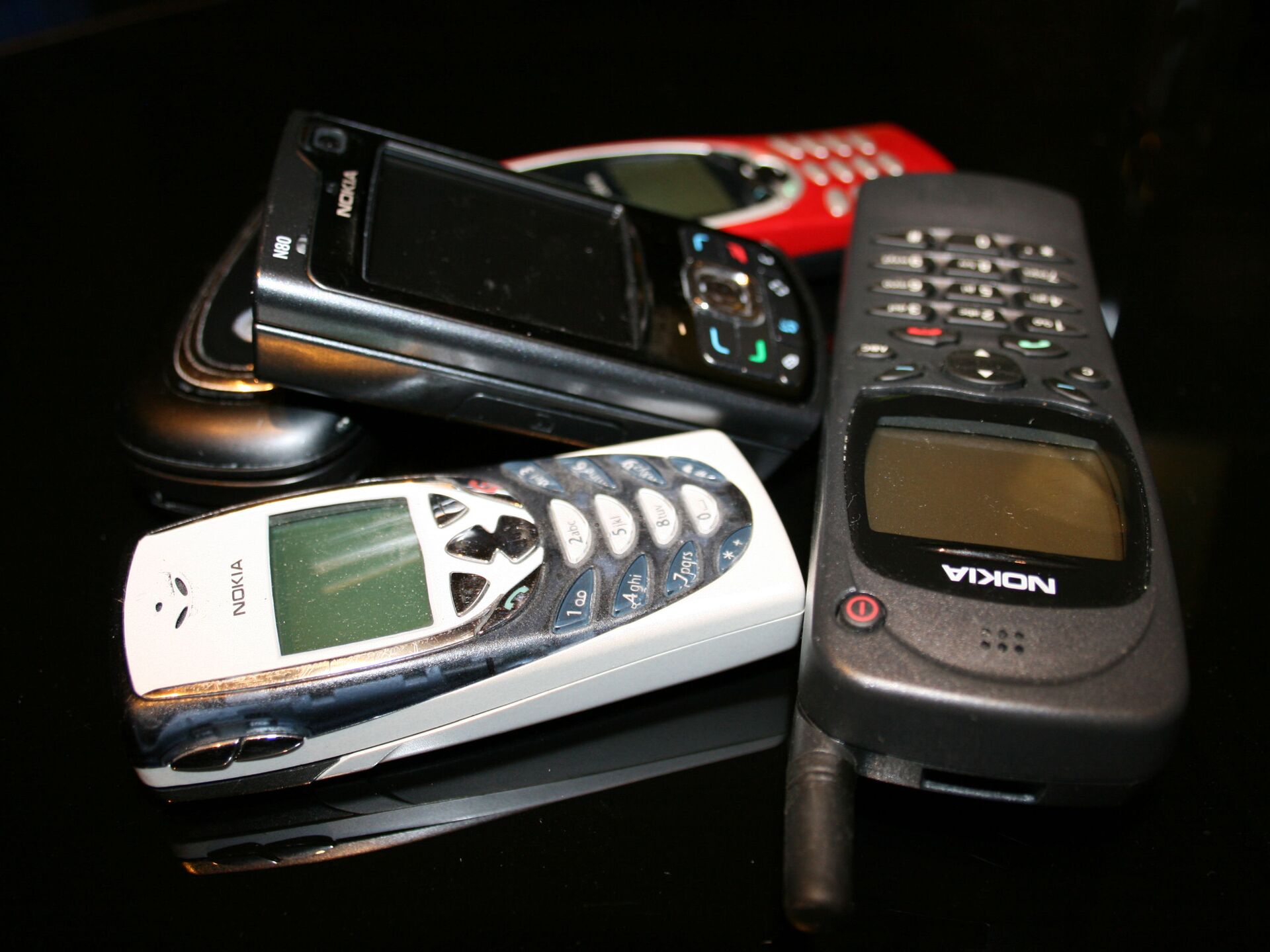Где найти старый телефон. Старые Сотовые. Старые смартфоны. Самый старый телефон. Старинные Сотовые телефоны.